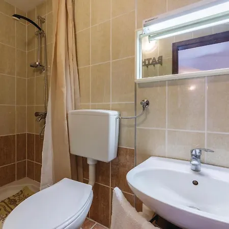 2 Bedroom Awesome In Apartamento Pavicini